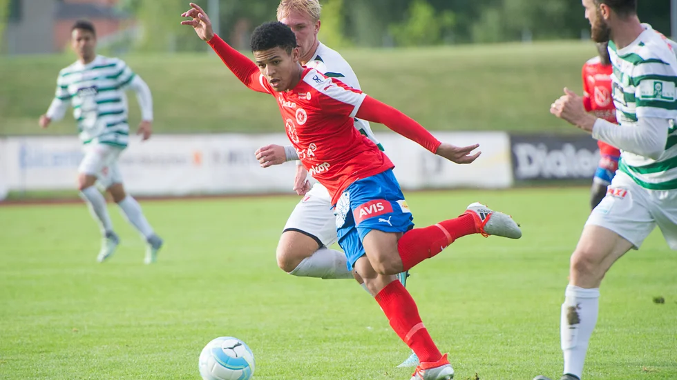 Romain Gall i dribblingstagen på Rosvalla. Nu är amerikanen tillbaka i allsvenskan ingen.