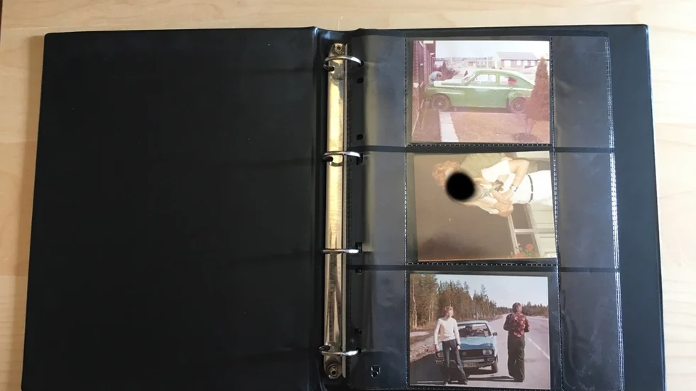 Här är det ovanliga fyndet som lämnats in till polisen i Enköping. Vem äger fotoalbumet?