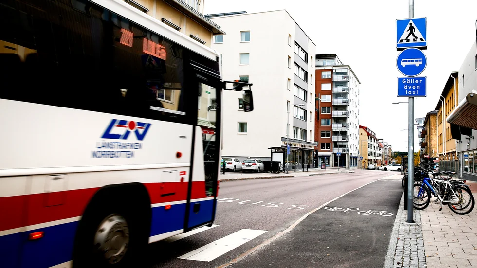 Fri skattefinansierad kollektivtrafik är det som behövs i dessa tider, skriver signaturen Omniboss.
