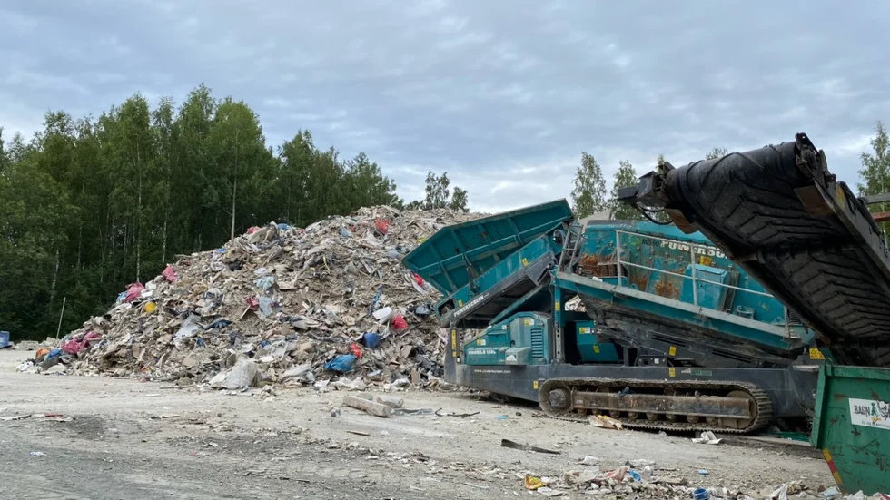 Allt möjligt blandas i de enorma sophögarna i Dannemora. Varken Östhammars kommun eller Dannemora gruvas ägare har känt till den kriminella mannen som kopplas till avfallsverksamheten.