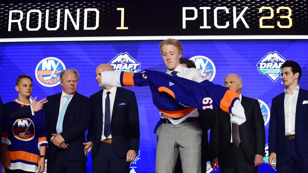 Simon Holmström när han draftades av New York Islanders i juni 2019.