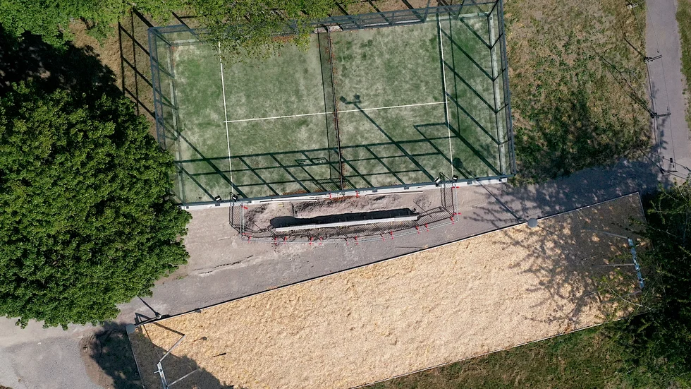 Den nya padelbanan och linbanan uppifrån.