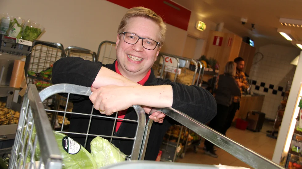 Jimmy Melkersson är den enda handlaren i Kinda som har ett avtal kring hemsändning av varor med kommunen. Nu räcker ersättningen han får för uppdraget inte längre till.