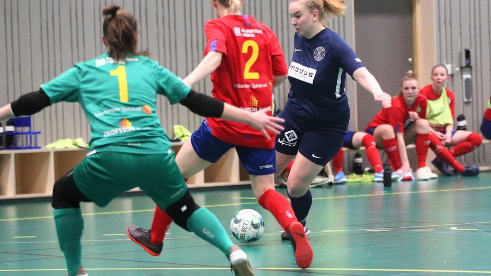 Emina Trumic, i mörkblått, har spelat futsal i RFL med Ektorp i vinter. Nu är hon Borens IK:s tolfte nyförvärv inför division 2 i fotboll i sommar.