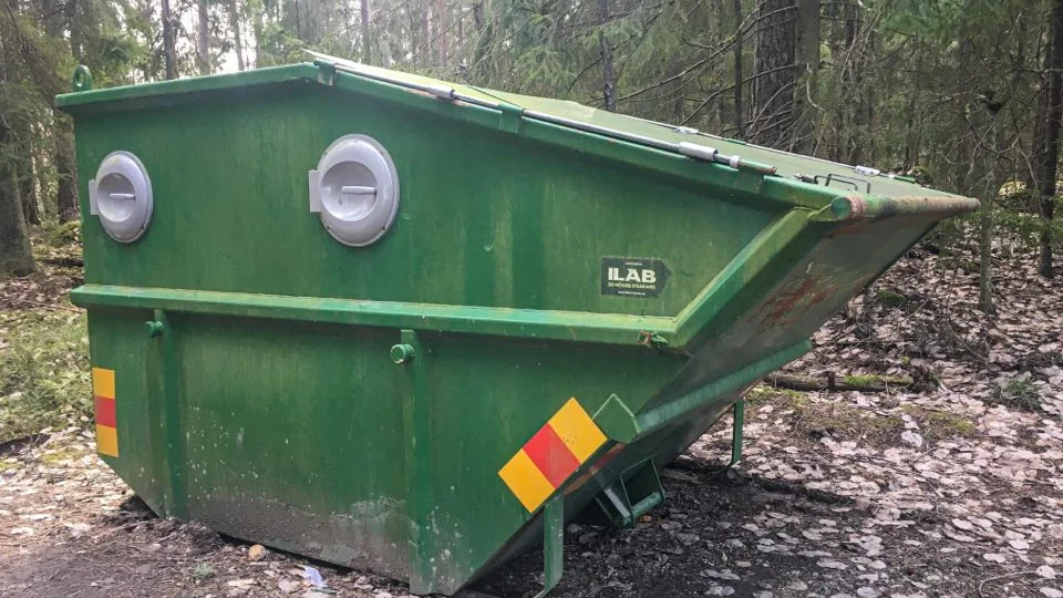  "Farbror Blå" tycker att kommunen ska ställa upp en container med dörrar på Vallavägens återvinning.
