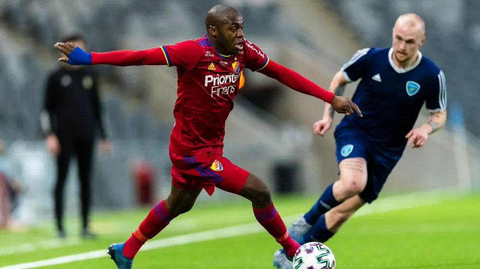 Marklund, som under inledningen av tiden i Umeå FC spelat vänstermittfältare, fick jobba mycket defensivt mot Djurgårdens Edward Chilufya.