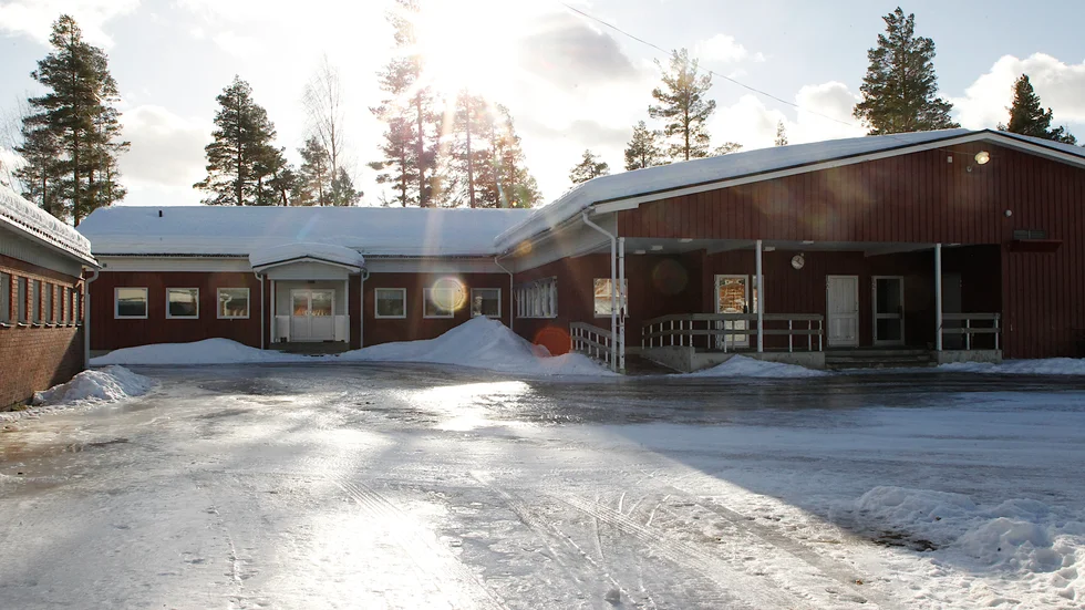 Fastigheten består av flera byggnader som byggts ihop. Delen närmast matsalen ska vara kvar och husera förskolan. Egmark är tveksam till att man kan driva verksamhet så nära skolområdet.