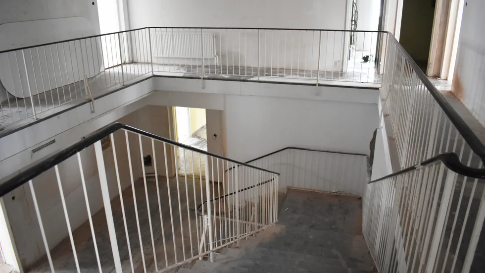 Skribenten är bekymrad över att bygglovet för Byske gamla kommunalhus dröjer. 
