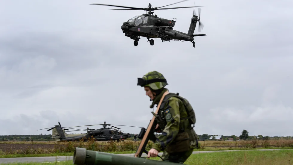 Foto från 2017 då svenskt luftförsvar för första gången övade mot attackhelikoptrar. Karin Nylund tycker kostnaderna för krigsövning är rent vansinniga.