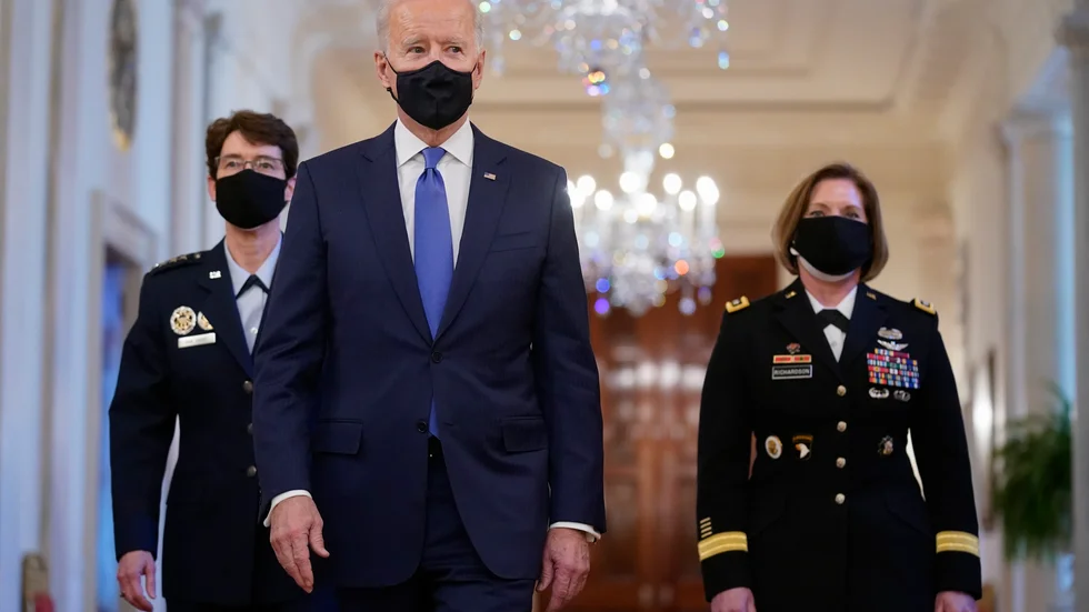 USA:s president Joe Biden med generalerna Jacqueline Van Ovost ( till vänster) och Laura Richardson (till höger).