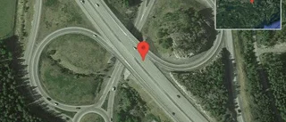 Fordon stillastående på E20 - helt stopp i ett körfält