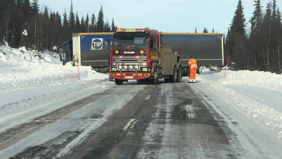 På fredagsförmiddagen körde en lastbil i diket efter E45 strax utanför Vittangi. 