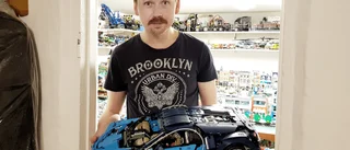 Jonas har byggt upp en legostad i källaren
