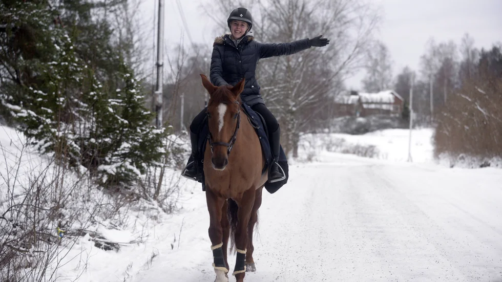 Att tydligt visa tecken var man ska någonstans är något som ryttare bör göra. Ella Littorin visar en vänstersväng. Precis som om hon hade suttit på en cykel.