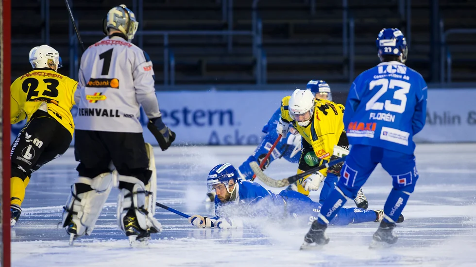 Broberg gjorde vad de kunde för att få stopp på Jonas Enander. Men när matchen var slut så hade Enander gjort tre mål och säkrat segern för IFK.