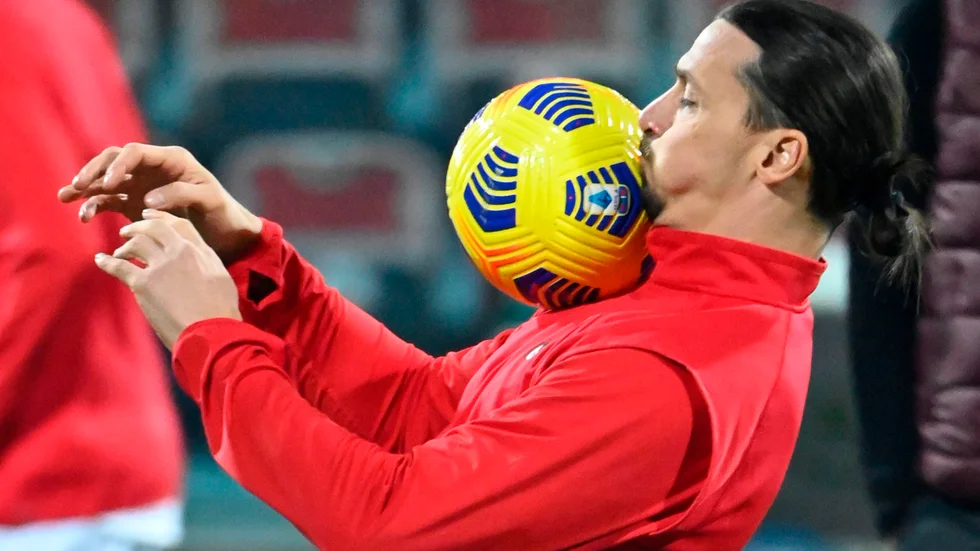 Zlatan Ibrahimovic värmer upp inför återkomsten från start i Milan. Redan efter sex minuter skickade han 1–0 mot Cagliari på straff.