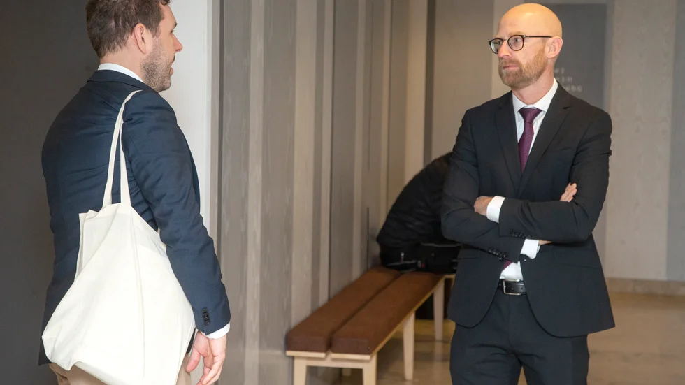 Målsägarbiträde Marcus Ström tillsammans med Kammaråklagare Niklas Jeppsson. Den åtalade mannen fanns med på videolänk.