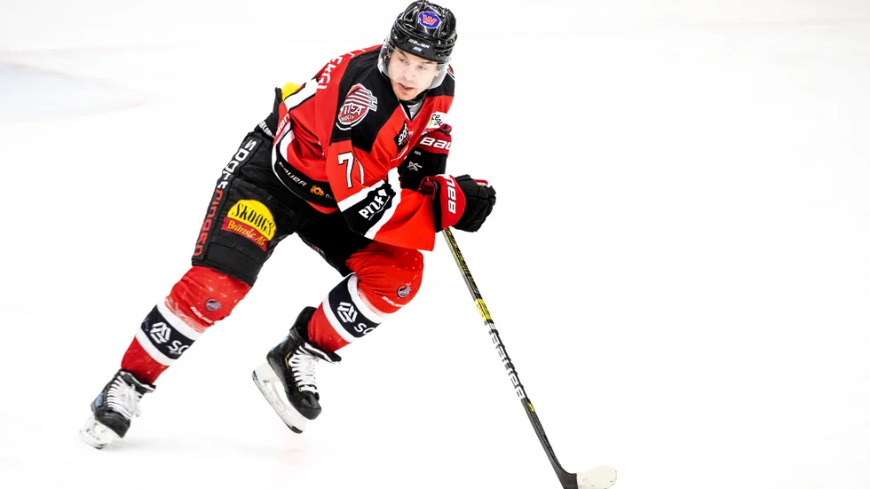 Joakim Högberg är kraftigt på gång igen efter fotledsbrott 2019 och 2020. Han satte båda puckarna och borde haft en straff med sig i 2-5-matchen mot Teg. Dagen efter blev det två mål mot Forshaga.