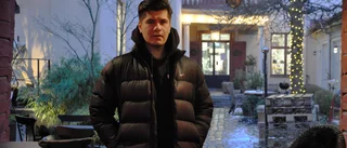 Elias, 34, gör låtar för några av Sveriges största: "Skitdålig på trender"
