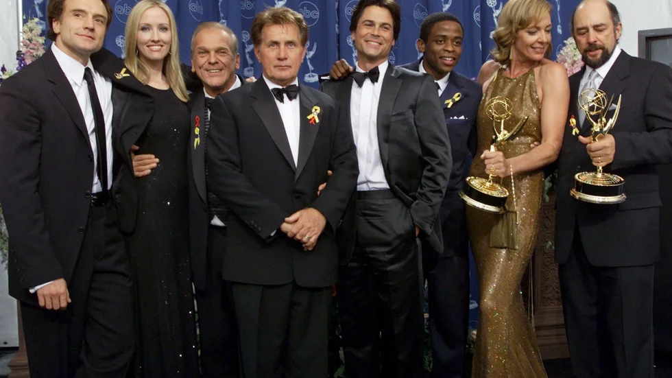 Skådespelarna i "Vita huset" på en av många Emmy-galor. Från vänster: Bradley Whitford, Janel Moloney, John Spencer, Martin Sheen, Rob Lowe, Dule Hill, Allison Janney och Richard Schiff.  