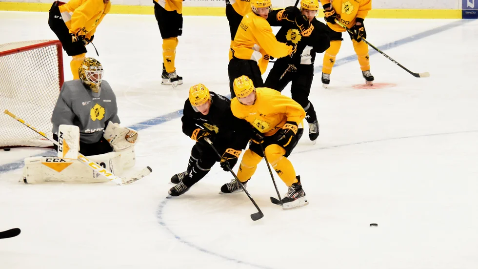 Rickard Hugg och Tuomas Kiiskinen i närkamp i 2 mot 2-spelet. 