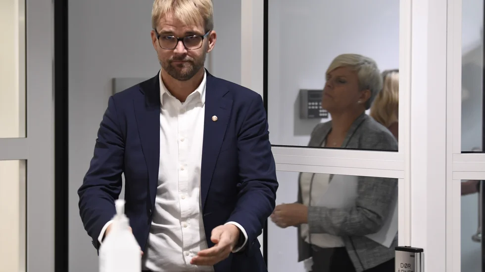 Efter en kraftig ökning av antalet coronasmittade i Bergen införs hårdare restriktioner, säger stadens ordförande i kommunfullmäktige Roger Valhammer.