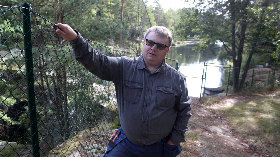 Andrew Johnston, ägare och projektledare i Brännebro Kraft, har storslagna planer för Brännebro kraftstation i Gullringen. Bland annat vill han bygga världens första glashotell i ett vattenfall där. 