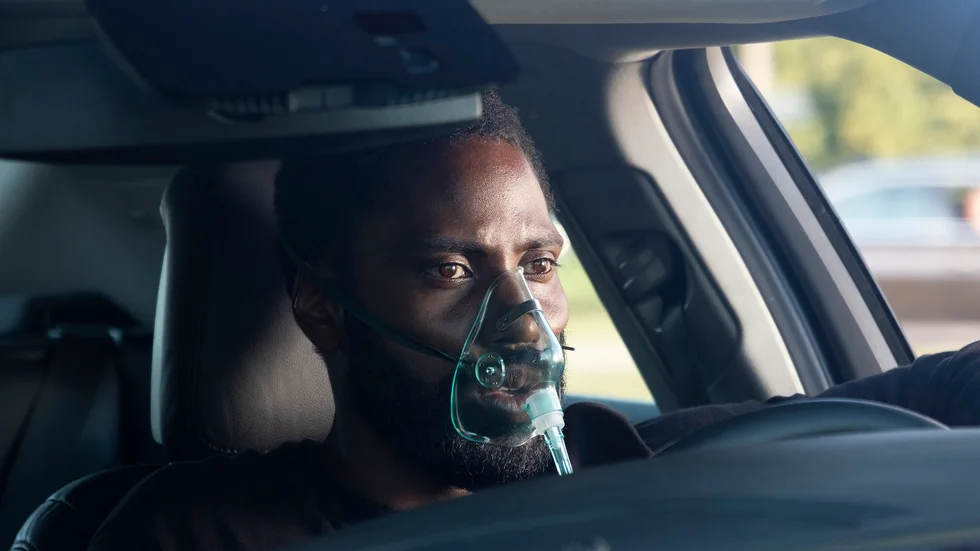 John David Washington i "Tenet", som fortfarande ligger kvar som etta på den svenska biotoppen. Pressbild.