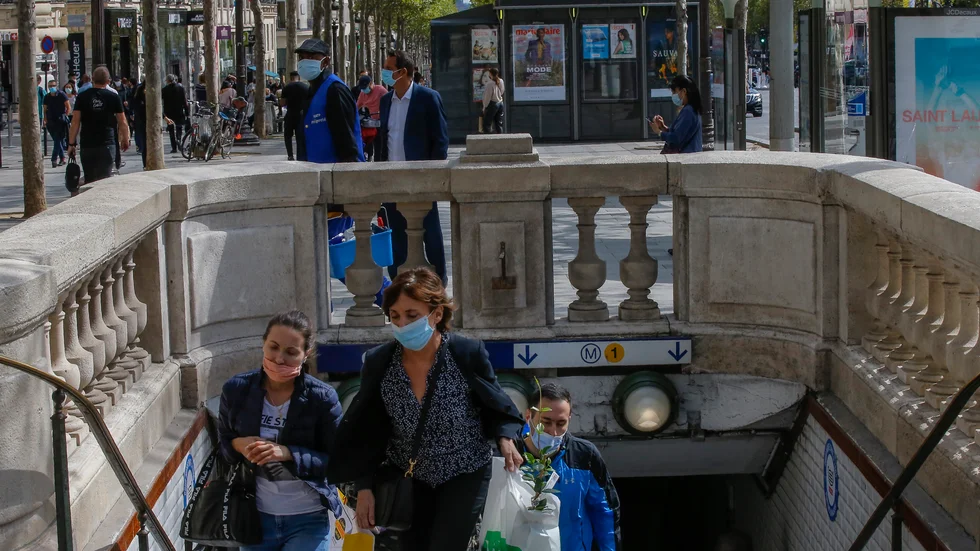 Människor i munskydd i Paris i Frankrike, ett av de europeiska länder där smittspridningen av covid-19 tagit ny fart.