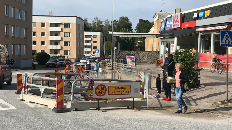 Det stora slukhålet utanför Ica har säkrats med avspärrningar. Många Stenkullabor stannar till och fotograferar hålet. 