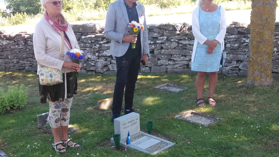 Estlands honorärkonsul Riina Nordenpää, Lettlands dito Egil Linge och Kerstin Blomberg framför Anny Himmists grav.
