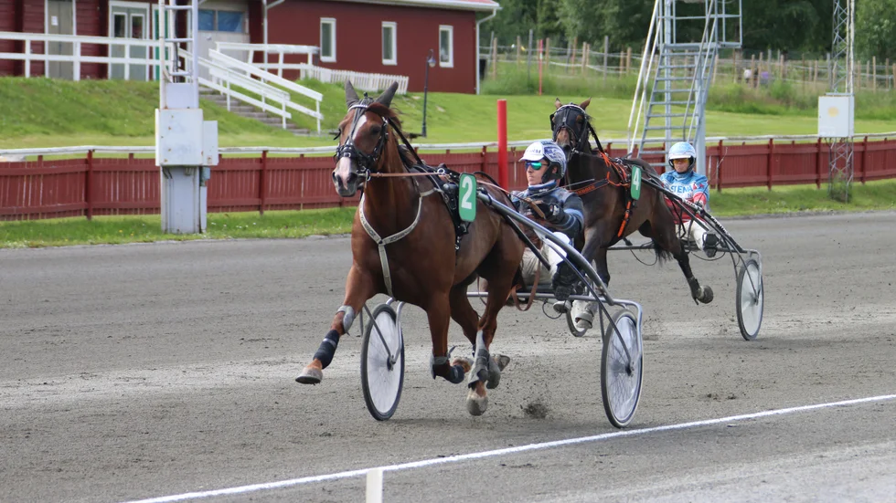 Una Face vann i överlägsen stil i sin debut för Bodentränaren Jesper R Nilsson. Chans till andra raka med Jonni Länsimäki i sulkyn ligger inom räckhåll i V64-1.