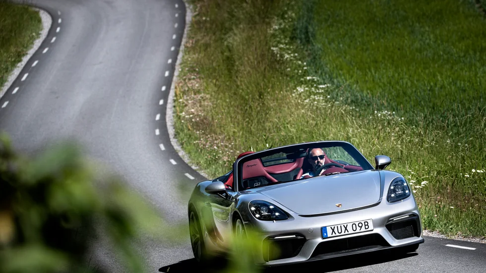 Utgångsmaterialet för specialaren 718 Spyder är Porsches mittmotorbil Boxster, som kom i sitt första utförande 1996. Då som en del av en våg med roadsterbilar från olika märken, där lilla Mazda MX-5 Miata gick i spetsen.