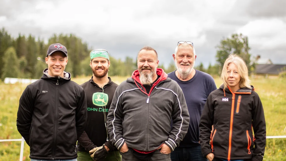 Lantbruket Lönåsgården AB ser fram emot den nya vägen. Från vänster: Zakarias Norén, Tom Tjärnlund, Lars Tjärnlund, Lennart Gustavsson, Annah Stenberg Tjärnlund