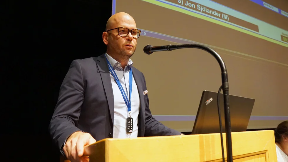Jon Sjölander (M) har ställt en interpellation om en upphandling som kommunen har gjort.