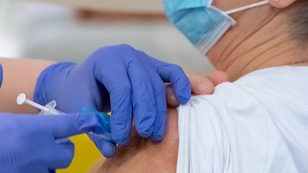 Forskare undersöker hur intervallet mellan dos ett och två påverkar effekten av Astra Zenecas vaccin. Arkivbild.