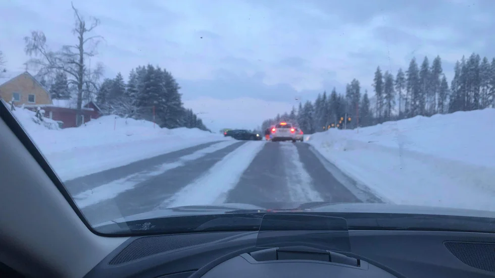 En personbil krockade med en buss på morgonen.