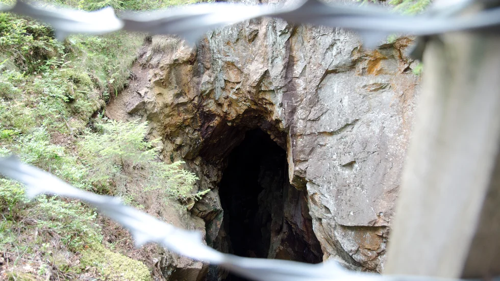 Vid väg 224 söder om Gnesta ligger Alsgruvan. Här ville ett företag leta guld och andra mineraler, men nu avslutas prospekteringsarbetet.