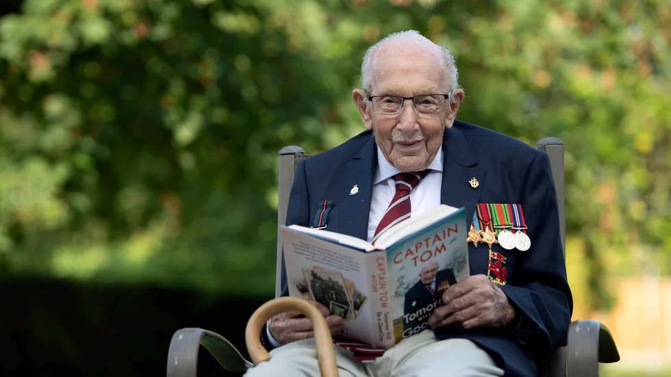 Den adlade brittiske superinsamlaren och krigsveteranen Tom Moore har avlidit med covid-19. Här på en bild från september 2020.