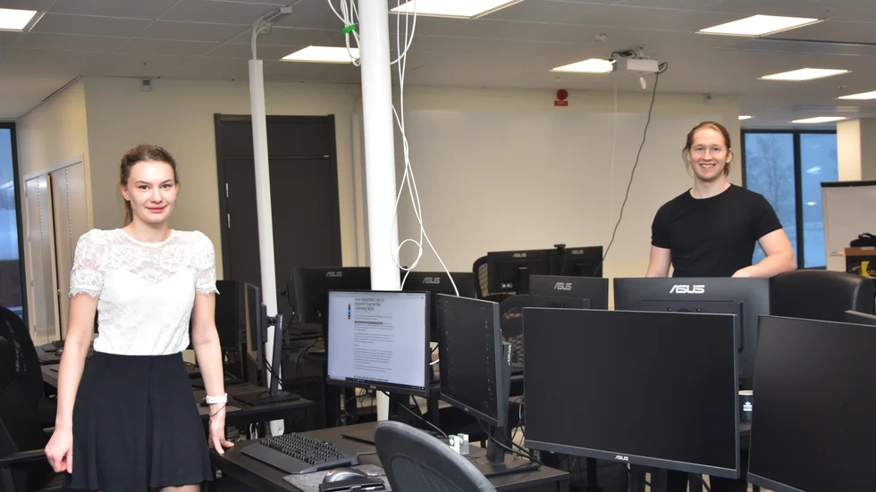 Lova Lehnberg och Tore Myhr går den nystartade utbildningen på Boden Gamecamp. De framhåller fördelen med att få jobba skarpt med företag i branschen. "Det gör oss mer motiverade", säger Lova. 