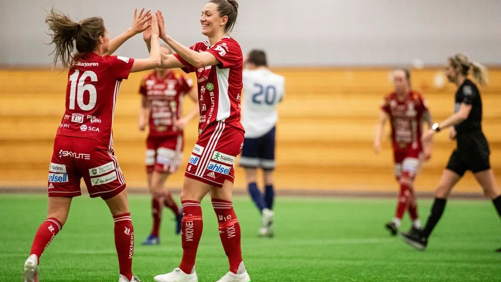 Piteå IF vann årspremiären. Både Maja Green och Jennie Nordin blev målskyttar. 