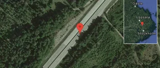 Personbil står still på E4 - helt stopp i ett körfält