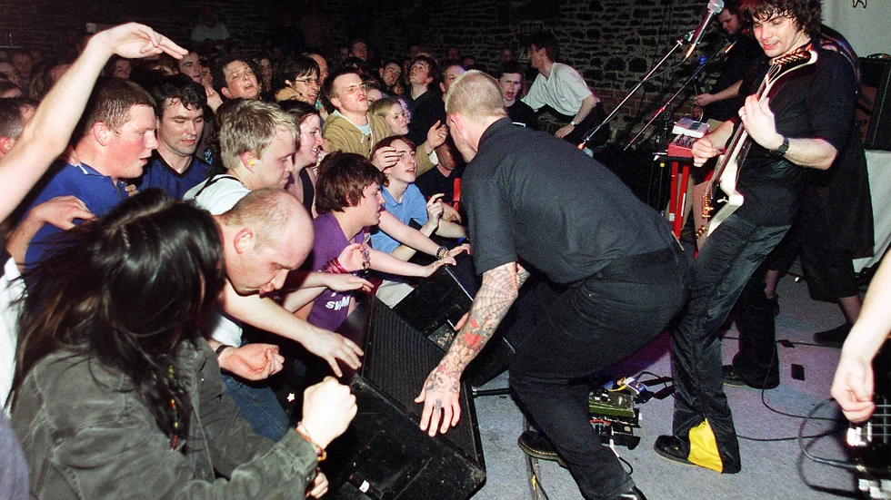 Här är The Wannadies på turné i England 2000 inför en entusiatisk publik i Bristol.