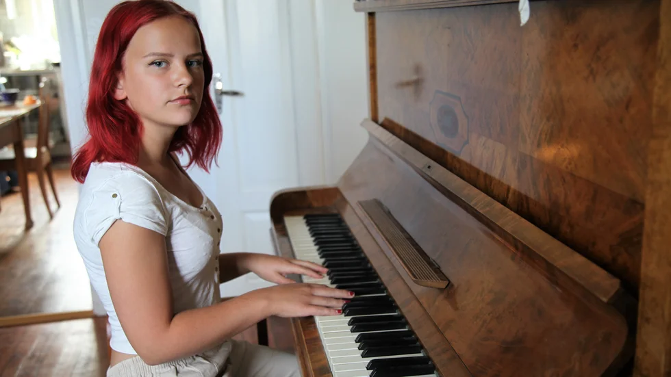 16-åriga Märta Levin skrev låten "The scares you gave her" under sommarjobbet som musiker. Den har nu nått ut i världen.