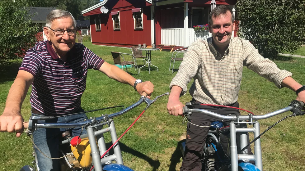 Det är nu, 2020. I Björnö mellan Nykyrka och Godegård har far och son Larsson kvar sina speedwaycyklar från förr. Med stående motorer. Med dubb på hoppas Lasse och Peter köra isspeedway på intill-liggande Lilla Resjön i vinter.