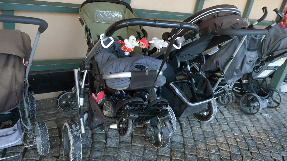 En barnvagn stals i en lekpark i Mariefred den 4 juni medan föräldrarna ägnade sin uppmärksamhet åt sonen. Bilden är tagen vid ett annat tillfälle.