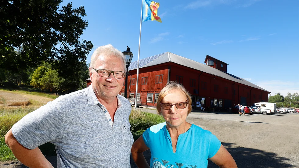 Torbjörn Andersson och Ann-Britt Eriksson i Näshulta hembygdsförening njöt av storpublik på Haneberg, som lockade många besökare under Näshultarundan.