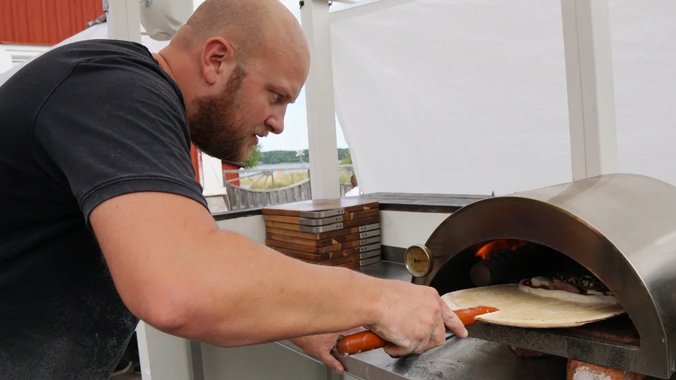 Erik Askenberger på Nya Almviks café gräddar pizza.