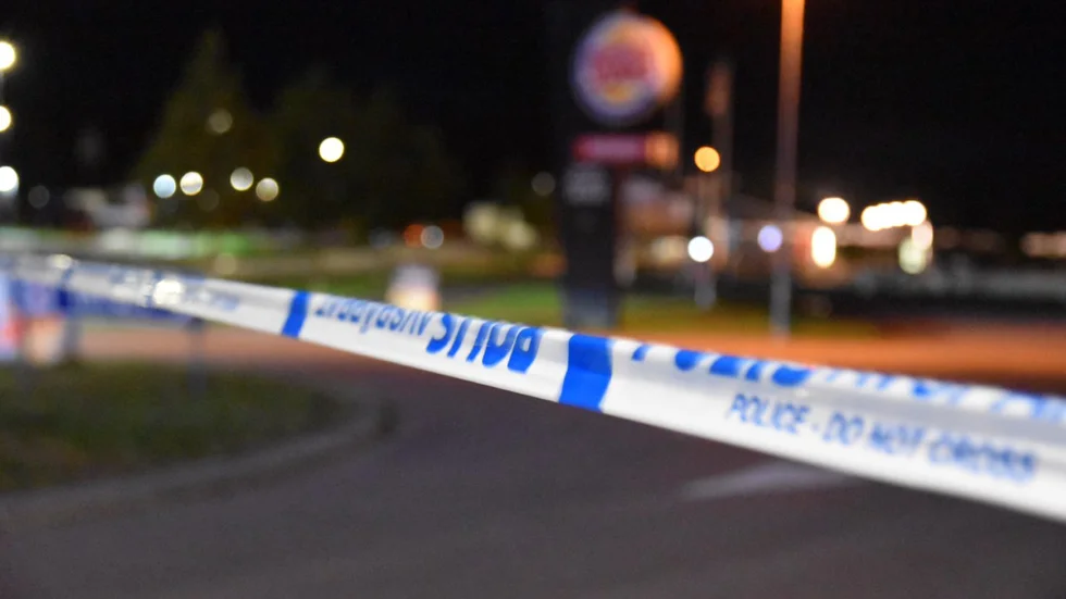 Polisen spärrade av ett område kring Burger King i Viringe under torsdagskvällen då ett misstänkt föremål hittats under en bil.