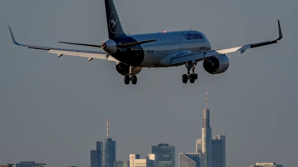 Ett Lufthansaplan går in för landning i tyska Frankfurt. Arkivbild.